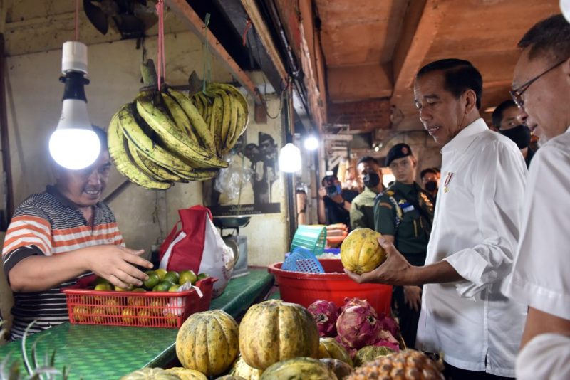 Presiden Jokowi didampingi Mendag Zulkifli Hasan meninjau harga pangan di Pasar Rawamangun, Jakarta, Rabu (05/04/2023). (Foto: Humas Setkab)