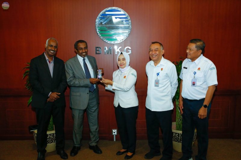 Duta Besar Sudan untuk Indonesia, Yassir Mohamed Ali beserta rombongan melakukan kunjungan kehormatan ke kantor Pusat Badan Meteorologi, Klimatologi, dan Geofisika