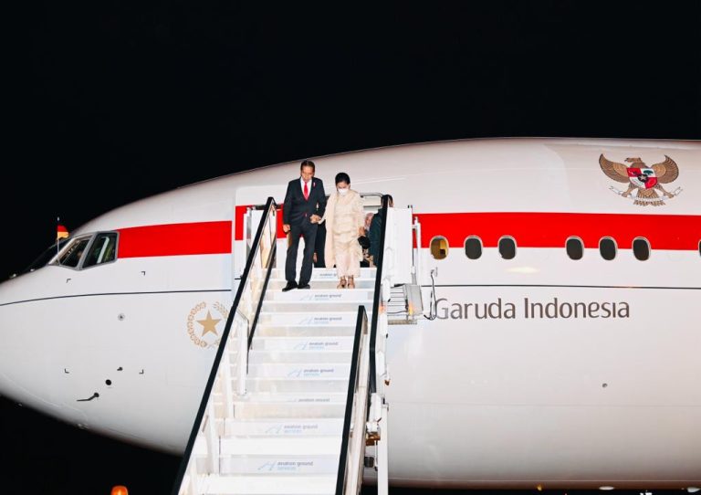 Presiden Jokowi dan Ibu Iriana Joko Widodo tiba di Bandara Hannover, Hannover, Jerman, pada Sabtu (15/04/2023), sekitar pukul 20.25 waktu setempat. (Foto: BPMI Setpres)