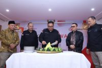 Ketua Bawaslu Rahmat Bagja didampingi Anggota Bawaslu Totok Hariyono memotong tumpeng ada Tasyakuran 15 Tahun Bawaslu, Minggu (9/4/2023).