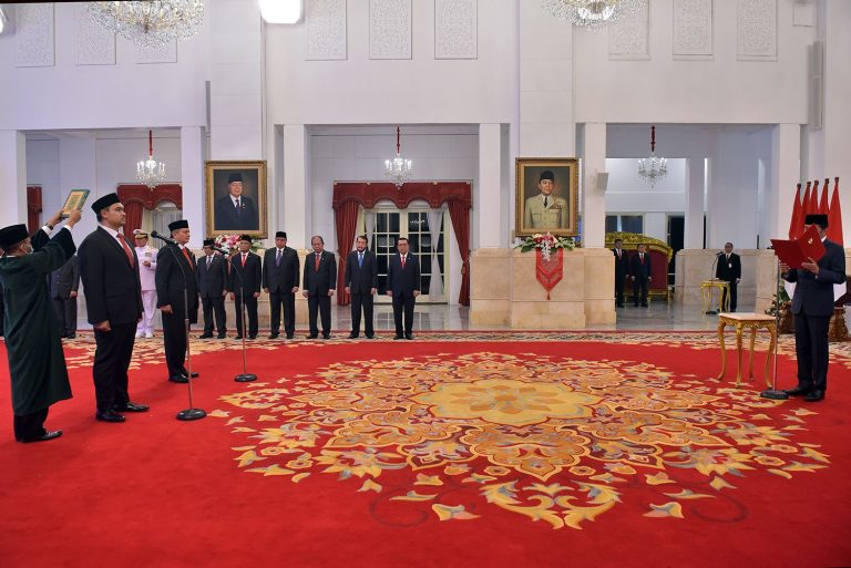 Presiden Jokowi lantik Menpora Dito Ariotedjo dan Kepala BNPT Rycko Amelza Dahniel, di Istana Negara, Jakarta, Senin (03/04/2023). (Foto: Humas Setkab)