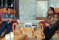 Ketua Bawaslu Rahmat Bagja (kanan) dan Panglima TNI, Laksamana TNI Yudo Margono di Mabes TNI (kiri) saat Bawaslu melakukan audiensi di Mabes TNI di Jakarta, Kamis (6/4/2023)