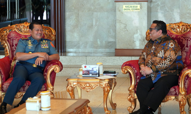 Ketua Bawaslu Rahmat Bagja (kanan) dan Panglima TNI, Laksamana TNI Yudo Margono di Mabes TNI (kiri) saat Bawaslu melakukan audiensi di Mabes TNI di Jakarta, Kamis (6/4/2023)