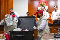 Penyidik KPK menunjukkan barang bukti dari tersangka kasus gratifikasi RAT saat konferensi pers di Gedung Merah Putih KPK, Jakarta, Senin (3/4/2023).