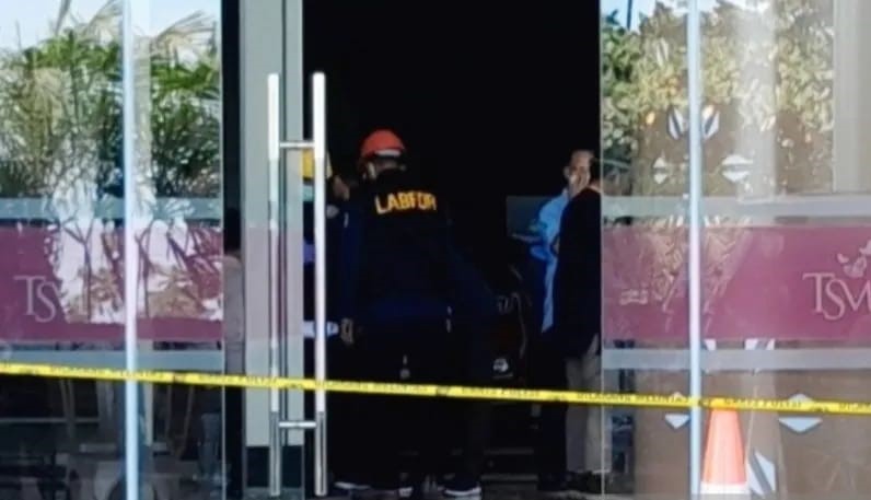 Polrestabes Makassar olah TKP terkait insiden kebakaran Trans Studio Mal Makassar, Selasa (25/4/2023)