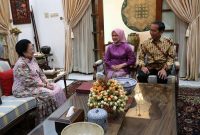 Presiden Joko Widodo bersama dengan Ibu Negara Iriana mengunjungi Megawati Soekarnoputri di kediamannya di Jalan Teuku Umar, Menteng, Jakarta, Kamis (27/4/2023). (Foto: Humas PDIP)