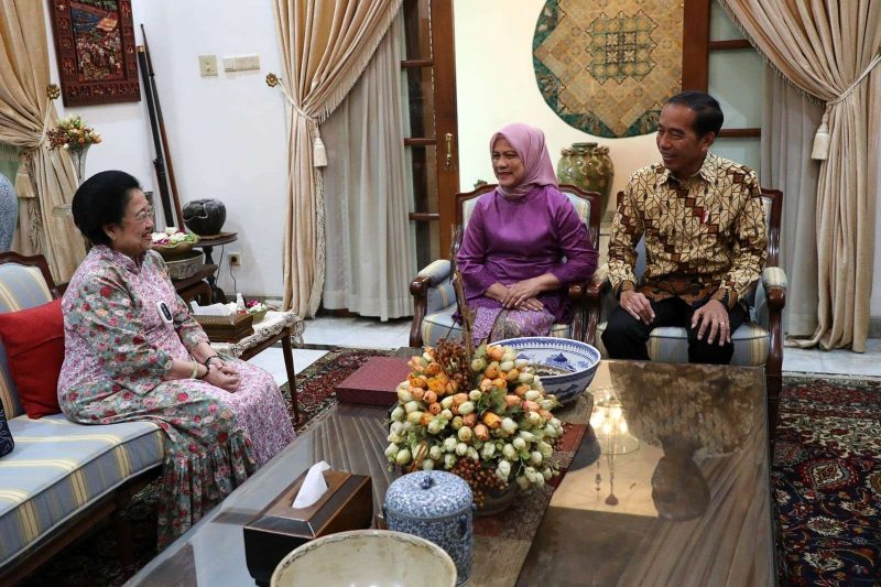 Presiden Joko Widodo bersama dengan Ibu Negara Iriana mengunjungi Megawati Soekarnoputri di kediamannya di Jalan Teuku Umar, Menteng, Jakarta, Kamis (27/4/2023). (Foto: Humas PDIP)