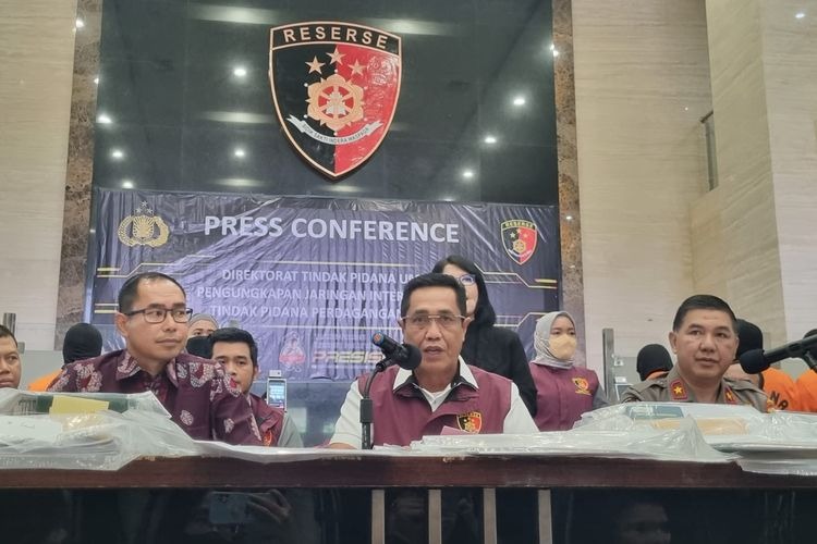 Dirtipidum Bareskrim Polri, Brigjen Pol Djuhandhani Rahardjo Puro saat memberikan keterangan pers