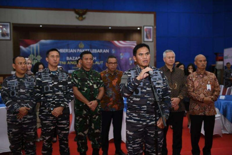 KSAL Laksamana TNI Muhammad Ali didampingi jajaran pimpinan TNI AL pada kegiatan Pemberian Paket Lebaran dan Bazaar Murah TNI AL di Jakarta (Foto: Dispen TNI AL)