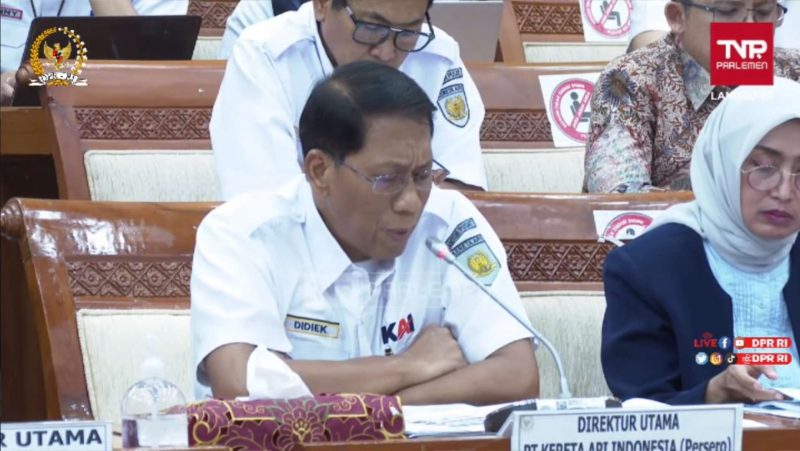 Direktur Utama PT KAI Didiek Hartantyo dalam Rapat Kerja bersama Komisi VI DPR RI, Senin (3/4/2023). (Foto: Tangkapan Layar YouTube Komisi VI DPR RI)