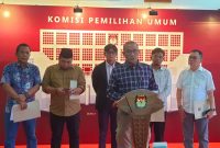 Ketua KPU Hasyim Asy’ari, Anggota KPU Idham Holik, Mochammad Afifuddin, August Mellaz, dan Parsadaan Harahap bersama Sekretaris Jenderal KPU, Bernad Dermawan Sutrisno menggelar Konferensi Pers terkait tahapan Pengajuan Bakal Calon Anggota Legislatif oleh Parpol Peserta Pemilu 2024, Minggu (30/4/2024)