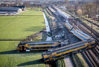 Kecelakaan kereta yang melaju dari Leiden ke Den Haag itu menabrak derek di jalur dekat desa Voorschoten