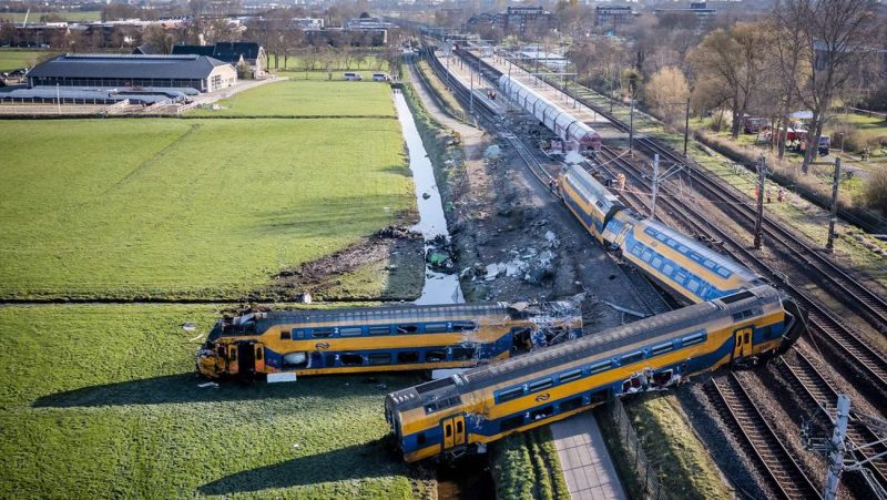 Kecelakaan kereta yang melaju dari Leiden ke Den Haag itu menabrak derek di jalur dekat desa Voorschoten