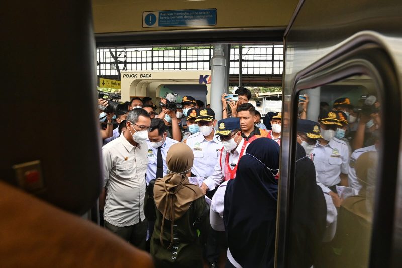 Karya Sumadi bersama Penjabat (Pj) Gubernur DKI Jakarta Heru Budi Hartono meninjau kondisi pergerakan penumpang kereta api pada masa arus balik di Stasiun Pasar Senen, Minggu (30/4)