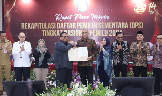 Ketua Bawaslu Rahmat Bagja memberikan dokumen saran perbaikan kepada Ketua KPU Hasyim Asy'ari dalam Rapat Pleno Penetapan Rekapitulasi DPS Nasional di Gedung KPU, Jakarta, Selasa (18/4/2023)