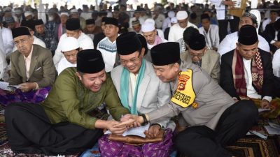 Herman Deru dan Keluarga Salat Ied Berjemaah bersama Ribuan Umat Muslim di Masjid Agung Palembang