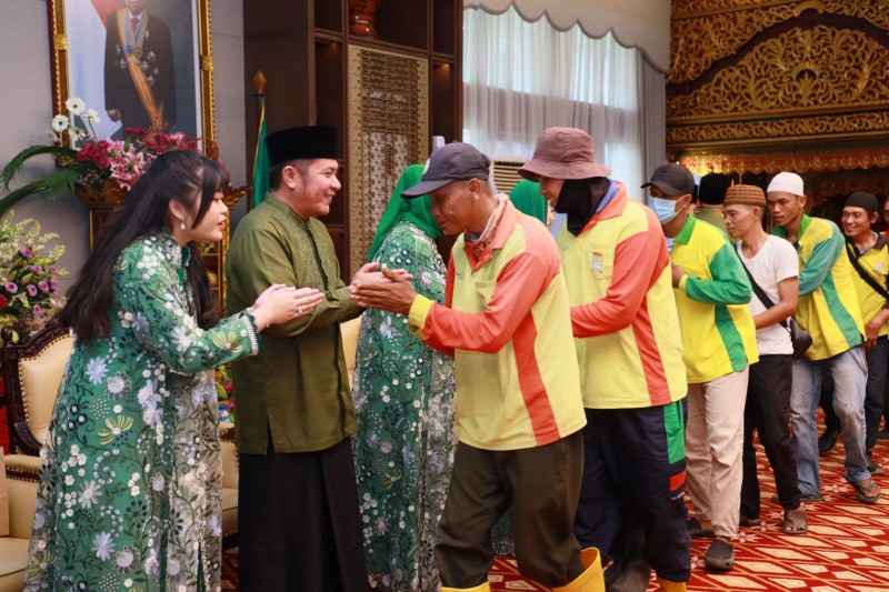 Gubernur Sumsel H Herman Deru dan Ketua TP PKK Provinsi Sumsel Hj Feby Deru beserta keluarga besarnya menggelar halal bihalal pada Hari Raya Idul Fitri 1 Syawal 1444 Hijriah di Griya Agung, Sabtu 22 April 2023, pagi.