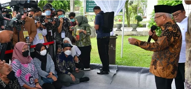 Wapres RI Ma'rud Amin saat memberi keterangan persnya kepada awak media usai menghadiri acara Pengukuhan KDEKS Provinsi Kalimantan Selatan dan Peresmian “Kalsel Nasional Halal Fair 2023”, Selasa (11/4/2023)