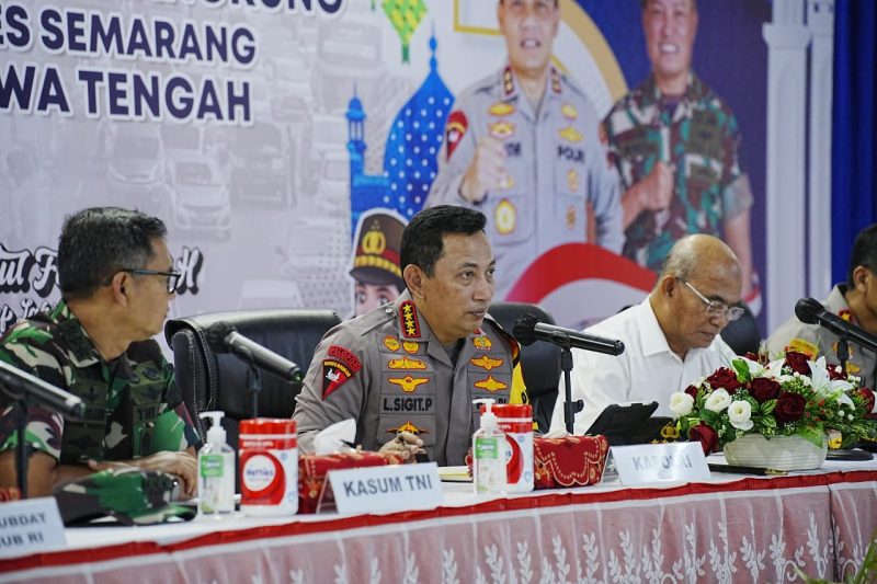 Kapolri Jenderal Listyo Sigit Prabowo meninjau pelaksanaan Operasi Ketupat di wilayah Jawa Tengah, Selasa (18/4/23)