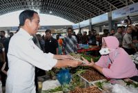 Presiden Jokowi meninjau Pasar Legi di Kota Surakarta, Provinsi Jawa Tengah pada Senin (10/04/2023). (Foto: BPMI Setpres)