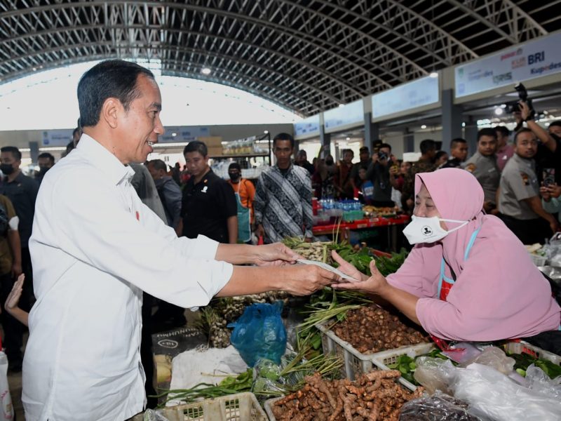 Presiden Jokowi meninjau Pasar Legi di Kota Surakarta, Provinsi Jawa Tengah pada Senin (10/04/2023). (Foto: BPMI Setpres)