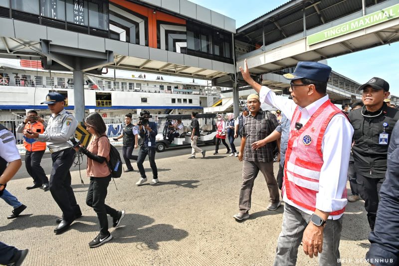 Menteri Perhubungan Budi Karya Sumadi bersama Kakorlantas Polri Firman Santyabudi memantau situasi pergerakan arus balik angkutan penyeberangan rute Merak Bakauheni