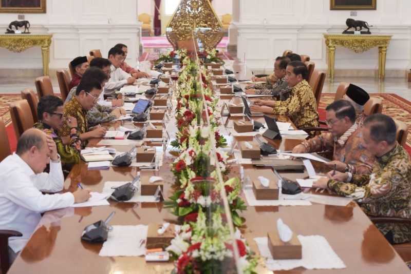 Presiden Jokowi memimpin Ratas mengenai Kebijakan Pupuk Organik, di Istana Merdeka, Jakarta, Kamis (27/04/2023). (Foto: Humas Setkab)