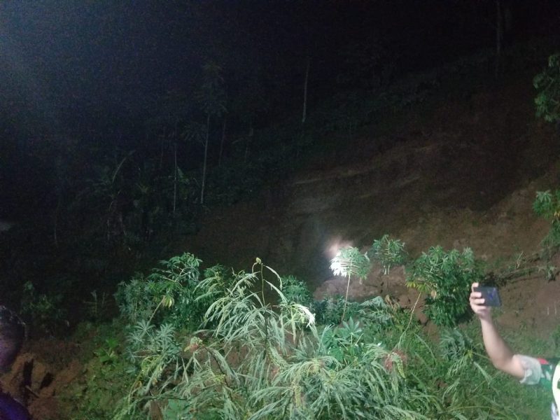 Tanah longsor yang terjadi di Kabupaten Wonosobo, Provinsi Jawa Tengah, menimbun satu orang pengendara motor warga desa setempat.