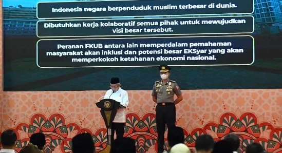 Wakil Presiden (Wapres) K.H. Ma’ruf Amin pada acara Silaturahim Forum Kerukunan Umat Beragama (FKUB) dan Pengukuhan Komite Daerah Ekonomi Keuangan Syariah (KDEKS) Provinsi Gorontalo, di Ballroom Aston Gorontalo Hotel, Kota Gorontalo, Jumat (14/04/2023).