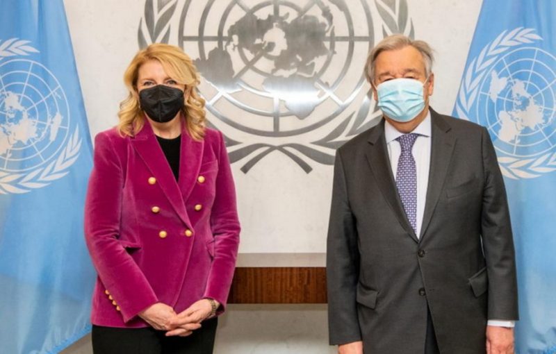 Sekretaris Jenderal PBB Antonio Guterres (kanan) berfoto bersama Catherine Russell dari Amerika Serikat saat diambil sumpahnya sebagai direktur eksekutif baru Dana Anak-anak PBB di markas besar PBB, New York, pada selasa 1 Februari 2022