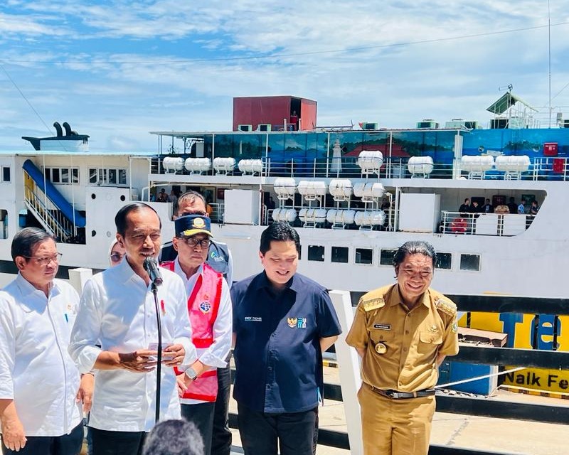 Presiden RI Joko Widodo memebri keterangan pers usai meninjau Pelabuhan Merak, Banten dalam rangka persiapan Angkutan Lebaran 2023, Selasa (11/4)