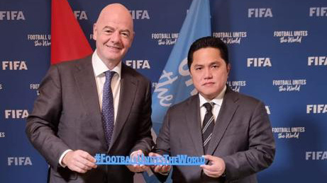 Ketua Umum PSSI Erick Thohir bersama Presiden FIFA