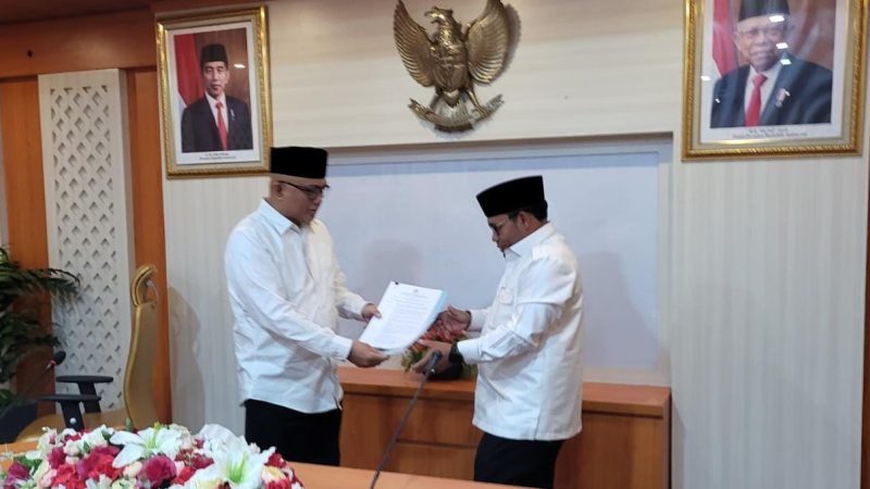 Rektor IAIN Takengon Zulkarnain serahkan hasil verifikasi terjemah Al-Quran Bahasa Gayo ke Kapus LKKMO Arskal Salim