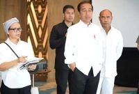 Menlu Retno Marsudi mendampingi Presiden Joko Widodo memberikan keterangan pers usai meninjau ejumlah lokasi yang akan digunakan dalam pelaksanaan KTT ASEAN di Labuan Bajo