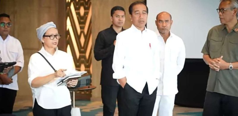 Menlu Retno Marsudi mendampingi Presiden Joko Widodo memberikan keterangan pers usai meninjau ejumlah lokasi yang akan digunakan dalam pelaksanaan KTT ASEAN di Labuan Bajo