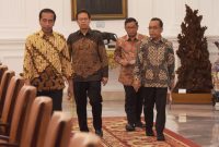 Presiden Jokowi bersama sejumlah menteri memasuki ruang ratas, Kamis (27/04/2023), di Istana Merdeka, Jakarta. (Foto: Humas Setkab)