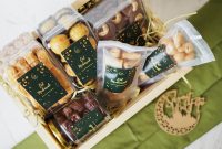 Ilustrasi hamper berisi kue kering khas lebaran (Shutterstock)