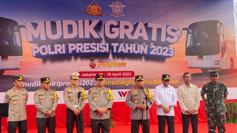 Kapolri Jenderal Listyo Sigit Prabowo memberangkatkan pemudik melalui Mudik Gratis Polri Presisi dari Lapangan Silang Monas, Jakarta Pusat