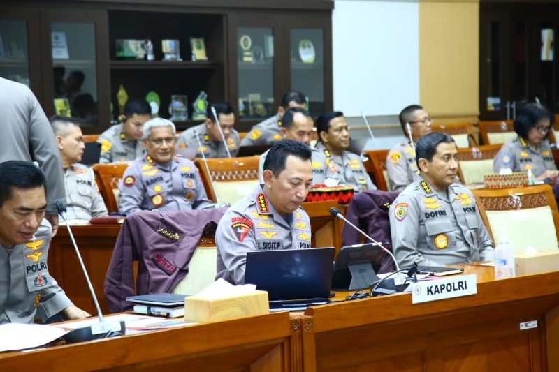 Jenderal Listyo Sigit dalam Raker bersama Komisi III DPR di Jakarta, Rabu (12/4/2023)