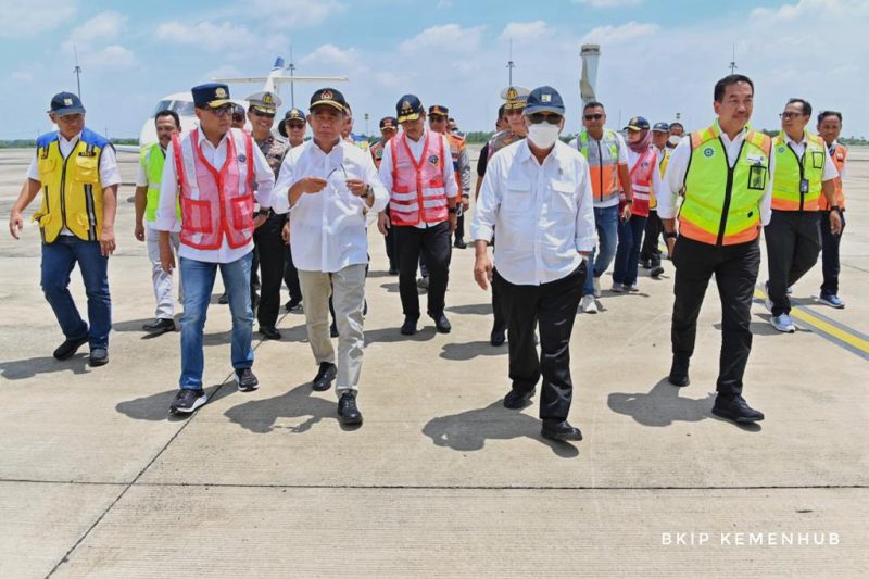 Menhub Budi Karya Sumadi bersama Menteri PUPR Basuki Hadimuljono mendampingi Menko PMK Muhadjir Effendy, Minggu (9/4)  meninjau kesiapan Bandara Kertajati yang akan segera melayani penerbangan umroh, haji, serta reguler