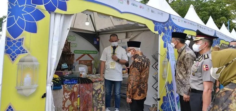 Wakil Presiden RI, Ma'ruf Amin saat mengunjungi salah satu tenant di Nasional Halal Fair 2023, Kalimantan Selatan, Selasa (11/4/2023)