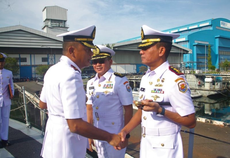 Dansatkat Koarmada II Kolonel Laut (P) Lewis N Nainggolan, MMDS PSC (J), memimpin sertijab Komandan KRI Singa-651 