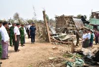 Ketua Perdana Menteri SAC Jenderal Senior Min Aung Hlaing, saat mengunjungi desa terdampak tornado di Leway Township, Myanmar