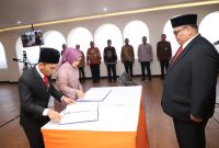 Ketua Bawaslu Rahmat Bagja saat melantik sekaligus mengambil sumpah janji anggota Panwaslih Aceh dan Bawaslu Sulawesi Tenggara (Sultra) periode 2023-2028.