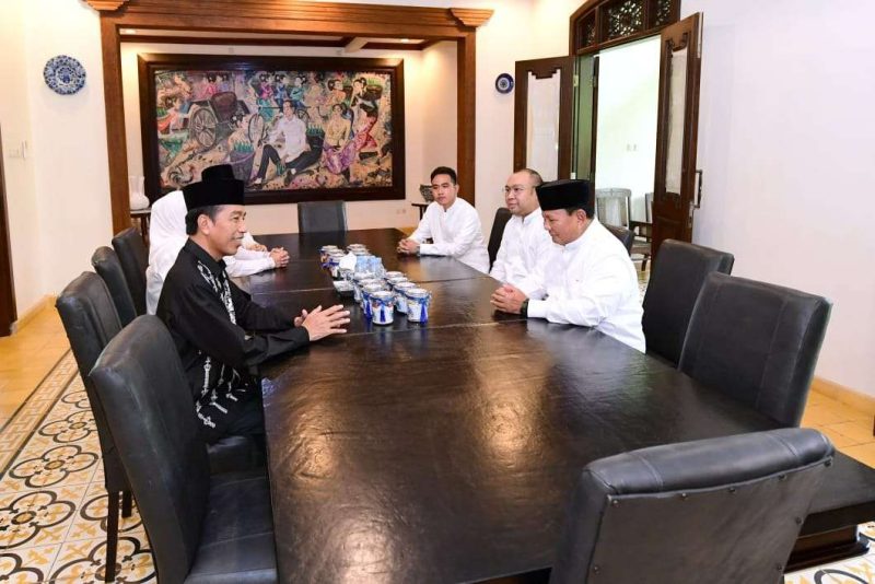 Presiden Joko Widodo dan keluarga menjamu Menteri Pertahanan Prabowo Subianto dan putranya di kediaman Presiden di Sumber, Banjarsari, Solo, Sabtu (22/4/2023). (Foto: Biro Pers Setpres)