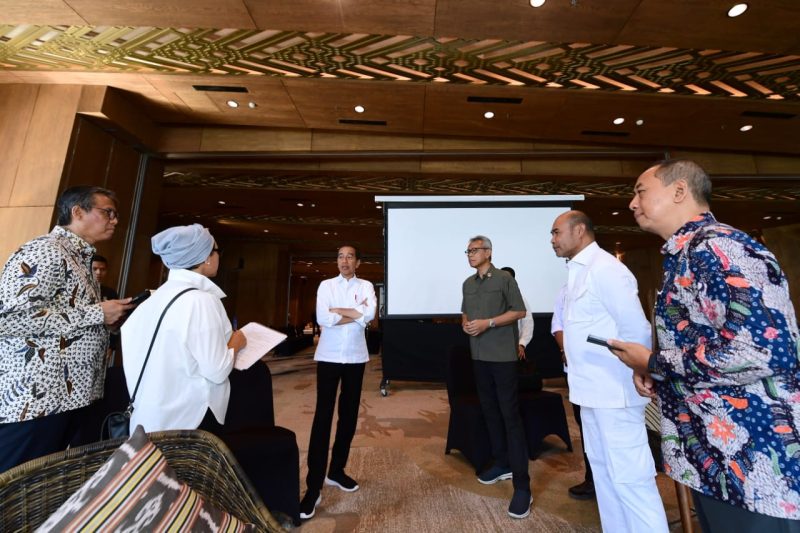 Presiden Jokowi didampingi Menlu Retno Marsudi meninjau kesiapan KTT ASEAN di Labuan Bajo, NTT, Selasa (25/04/2023). (Foto: BPMI Setpres)