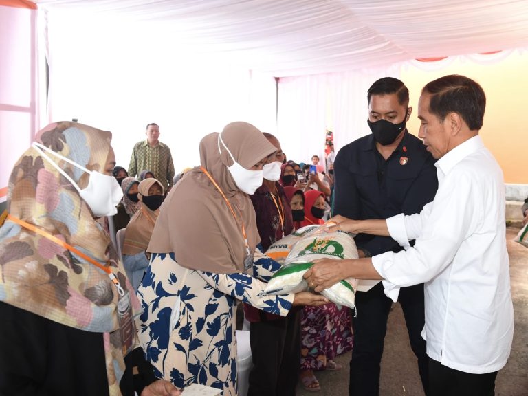 Presiden Jokowi secara resmi meluncurkan kegiatan penyaluran cadangan beras pemerintah untuk bantuan pangan tahun 2023, di Perum Bulog Pusat Distribusi Ngabeyan, Kabupaten Sukoharjo, Jawa Tengah, Senin (10/04/2023). (Foto: BPMI Setpres)