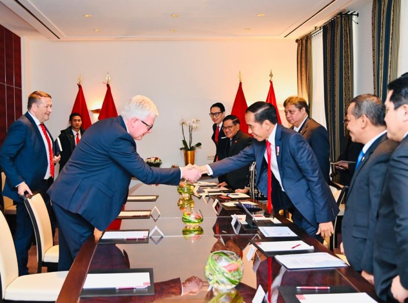 Presiden Jokowi bertemu dengan tiga pemimpin perusahaan Eropa di Hotel Kastens Luisenhoff, Hannover, Jerman, Minggu (16/04/2023). (Foto: BPMI Setpres)
