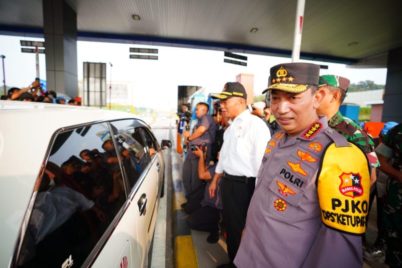 Kapolri Drs Listyo Sigit Prabowo MSi didampingi  Kakorlantas Irjen Pol Drs Firman Santyabudi MSi memantau secara langsung arus mudik di gerbang tol Kalikangkung, Jawa Tengah