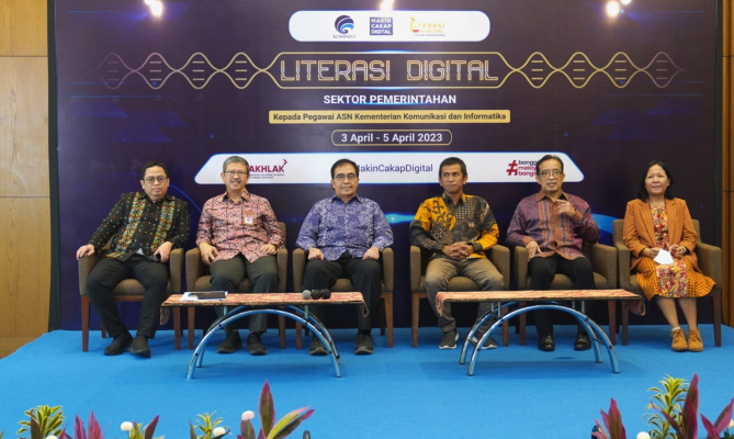 Anggota Bawaslu Puadi (paling kiri) berfoto bersama narasumber lain dalam acara Literasi Digital Sektor Pemerintahan kepada Pegawai ASN dan SDM Kementerian Komunikasi dan Informatika RI di Serpong, Kabupaten Tangerang, Senin (3/4/2022)